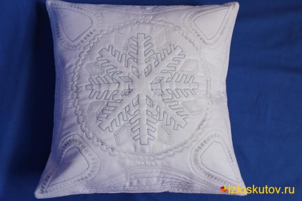 Декоративная подушка “Снежинка” № 179